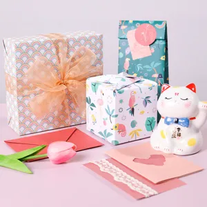 Papier cadeau en kraft blanc 80g assorti avec motifs de perroquets tropicaux et d'arcs-en-ciel