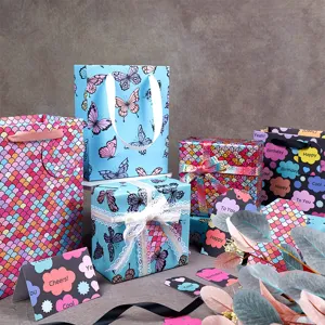 Assortiment laser cadeaupapier en zakjes met vlinder- en zeemeerminschubbenpatronen