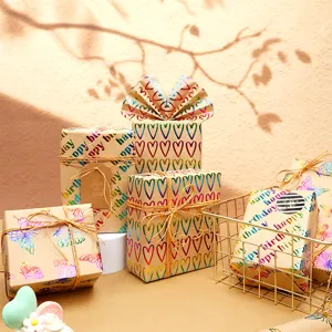 Papel de regalo kraft holográfico de primera calidad con corazones y mariposas de colores