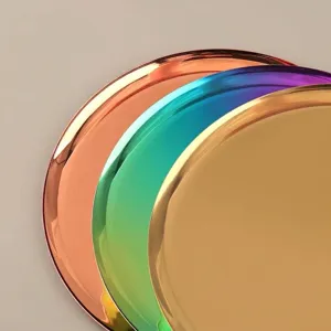 Gros plan de plateaux ronds en acier inoxydable galvanisé avec finition miroir polie.