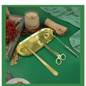Set completo di accessori per candele in acciaio dorato con vassoio in stile casa