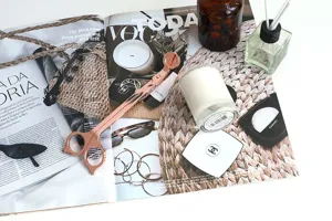 Kerzendochtschneider in Roségold mit Eulengriff auf einem Lifestyle-Magazin-Hintergrund