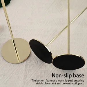 Detailopname van een gouden ijzeren kandelaar met een stabiele antislip onderkant