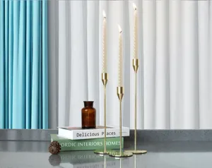 Modern gouden roestvrijstalen kandelaarset met spiraalkaarsen voor bruiloftstafeldecoratie