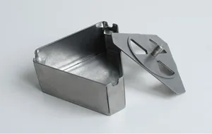 Vista dettagliata di un posacenere triangolare industriale in acciaio inox con coperchio rimovibile