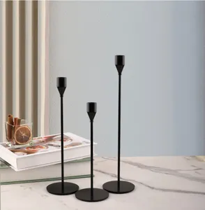 Set van 3 minimalistische zwarte kandelaars van roestvrij staal in een huiselijke setting