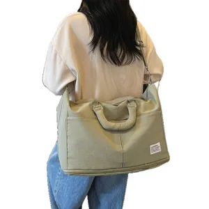 Grand sac de voyage pliable vert sauge sur le dos d'un modèle pour les week-ends