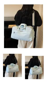 Hellblaue Reise-Duffeltasche Detailansicht, praktischer Schultergurt und Vordertasche.