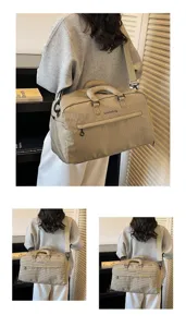 Detailansicht der karierten Reisetasche mit praktischem Schultergurt und stabilem Tragegriff.