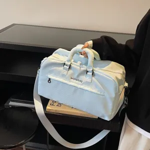 Nahaufnahme des mintgrünen Reisetaschen-Details mit Front-Reißverschlusstasche und Griff.