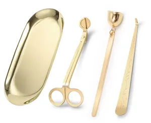 Vista dettagliata di un set di lusso per la cura delle candele in oro da 4 pezzi con vassoio.