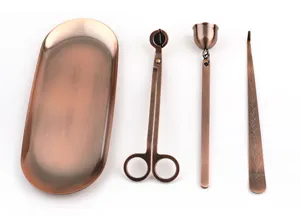 Set completo di quattro strumenti vintage in rame per la cura delle candele con vassoio incluso