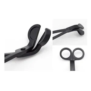 Coupe-mèche de bougie en métal noir outil essentiel pour l'entretien des bougies parfumées.
