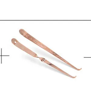 Detail eines Kerzendochthebers und Trimmersets in Roségold für die häusliche Duftpflege