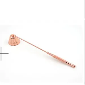 Detailansicht eines eleganten roségoldenen Kerzenlöschers mit glockenförmigem Löschkopf