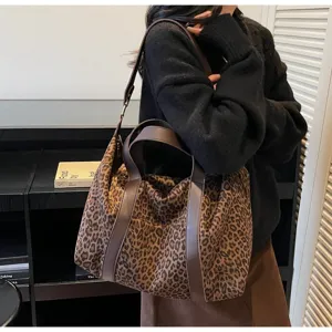 Grande borsa tote con stampa leopardata e manici marroni in un ambiente lifestyle