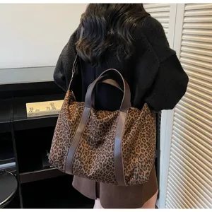Vista posteriore di una modella con una borsa tote grande con stampa leopardata chic