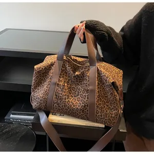 Grande borsa da viaggio leopardata stile vintage con manici marroni su espositore lifestyle