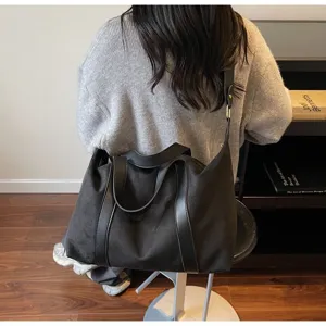 Grande borsa tote nera vintage indossata da una modella in un ambiente interno