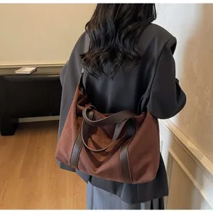 Grande borsa da viaggio in pelle scamosciata marrone retrò indossata per il lavoro