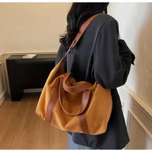 Grande borsa tote retrò in finta pelle scamosciata color cognac portata da una modella.