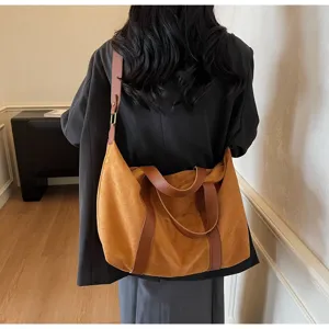 Grande borsa tote in pelle scamosciata marrone con cinturini in pelle vista posteriore
