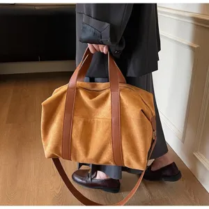 Borsa da viaggio vintage capiente in simil camoscio con cinturini in pelle a contrasto