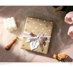 Elegante carta da regalo fai-da-te marrone con pois bianchi e dettagli di corone d'oro