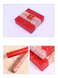 Detail van inpakpapier in Chinese stijl voor Nieuwjaar met rode en bloemige patronen erop.
