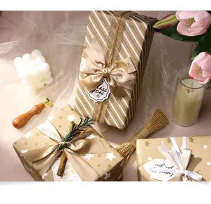 Dettaglio di scatole regalo elegantemente confezionate con motivi a righe e stelle e nastri