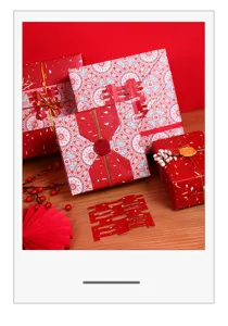 Close-up van vintage rood Chinees nieuwjaars-cadeaupapier met Dubbel Geluk-symboolmotief