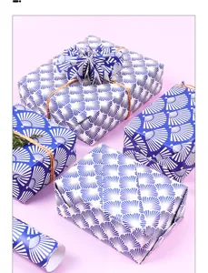 Cajas de regalo envueltas en papel con patrón de abanico japonés azul.