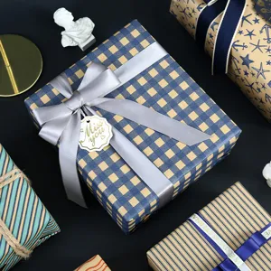 Papier cadeau rétro à carreaux bleus avec ruban argenté et étiquette décorative