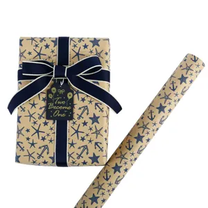 Papier cadeau kraft nautique avec étoiles et ancres, ruban bleu marine et étiquette.
