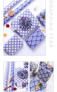 Detalle de papel de regalo con patrón de abanico azul y blanco en cajas de regalo