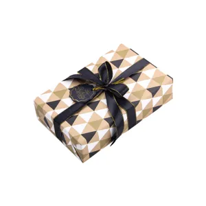 Carta regalo minimalista con triangoli geometrici, fiocco nero e cartellino di buon compleanno