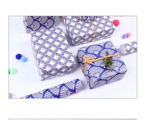 Rollo de papel de regalo con diseño de abanico japonés azul para envoltorios de DIY