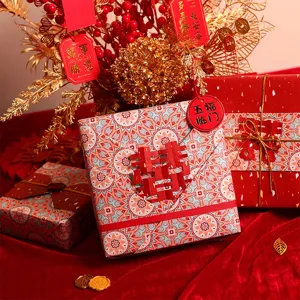 Traditioneel Chinees rood cadeaupapier met Dubbel Geluk-patronen voor het Chinees Nieuwjaar