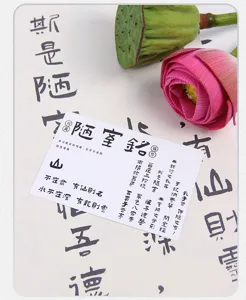 Primer plano de elegante papel de regalo de caligrafía china con loto