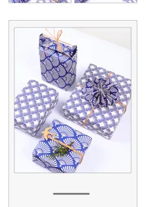 Detalle de varias cajas de regalo envueltas en elegante papel azul con patrón de abanico japonés
