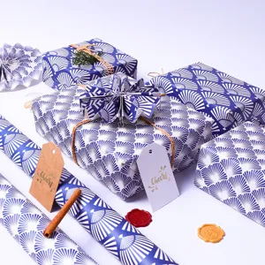 Papel de regalo con diseño de abanico azul y blanco con etiquetas Cheers