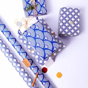 Papel de regalo premium azul y blanco con diseño de abanico japonés para regalos DIY