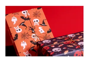 Detailopname van Halloween inpakpapier met schedels, spoken en pompoenen voor decoratie.