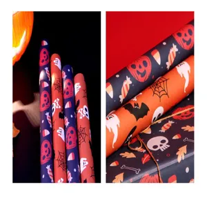 Detailopname van Halloween-kraftcadeaupapier met vintage pompoen- en schedelpatronen.