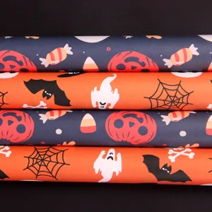 Vintage Halloween cadeaupapier met patronen van pompoen, spook en vleermuis op kraftpapier