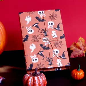 Halloween inpakpapier met doodshoofden en spoken op retro kraftpapier voor cadeaus