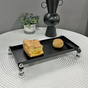 Eleganter schwarzer Eisen-Serviertablett mit dekorativen silbernen Kugelfüßen für Tee