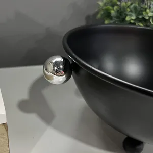 Detaillierte Nahaufnahme einer mattschwarzen Obstschale aus Eisen mit Silberkugel