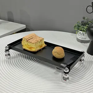 Moderne schwarze Eisentablett mit silbernen Perlenfüßen für Nachmittagstee und Kuchen