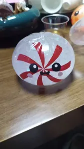 Gros plan d'un jouet anti-stress de Noël en forme de bonbon à la menthe mignon
